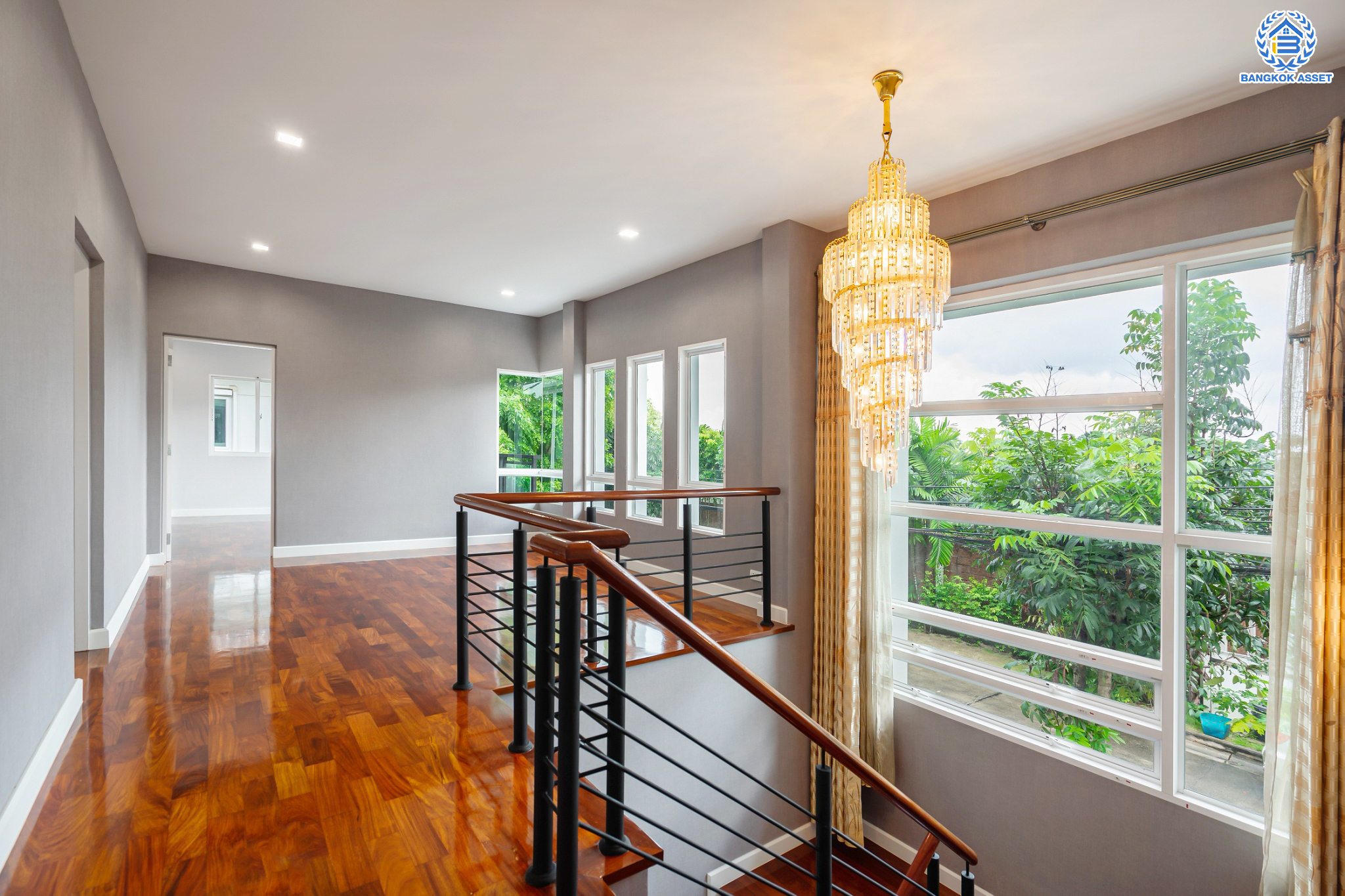 บ้านมือสองตกแต่งใหม่ แบรนด์สุดหรูจาก SC ASSET ม.บางกอกบูเลอวาร์ด สาทร-ปิ่นเกล้า ถนนเมน เนื้อที่ 72.7 ตร.ว. กว้างขวางบนพื้นที่ใช้สอยกว่า 311 ตร.ม. ฟังก์ชันจัดเต็ม 4 ห้องนอน 4 ห้องน้ำ (ห้องนอนทุกห้องมีห้องน้ำในตัว) จอดรถได้ 3 คัน บนทำเลใจกลางราชพฤกษ์ ใกล้ทางด่วน "ศรีรัช" พร้อมเชื่อมสู่สาทร-ปิ่นเกล้า ได้อย่างรวดเร็ว